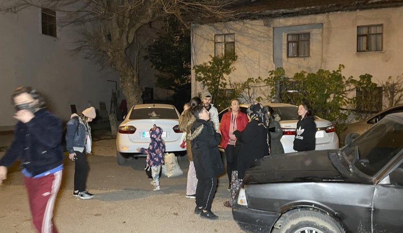 Deprem sonrası vatandaşların sokakta bekleyişi sürüyor