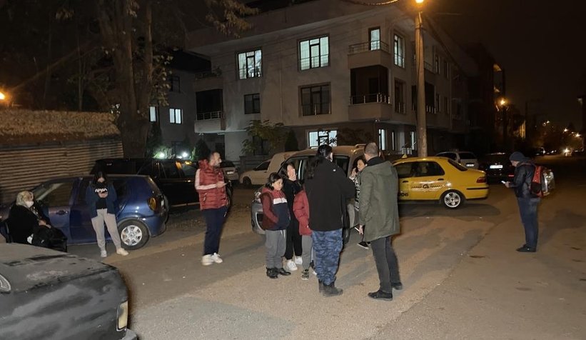 Deprem sonrası vatandaşların sokakta bekleyişi sürüyor