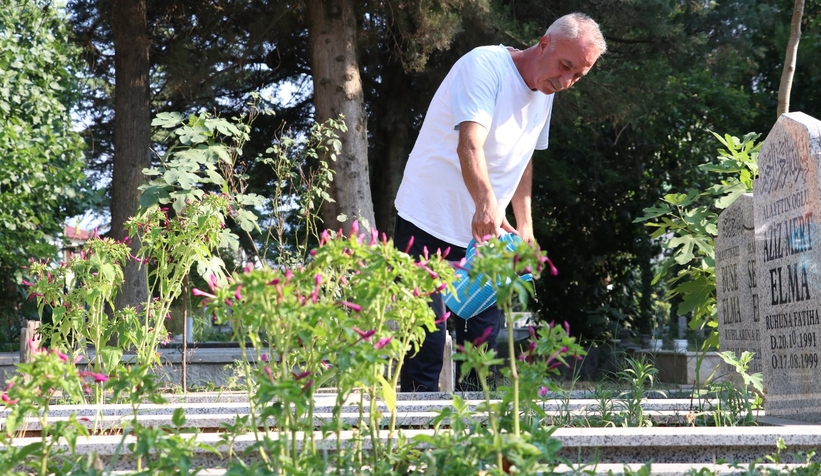 Depremde eşi ve 3 çocuğunu kaybetmişti; 26 yıldır dinmeyen acı