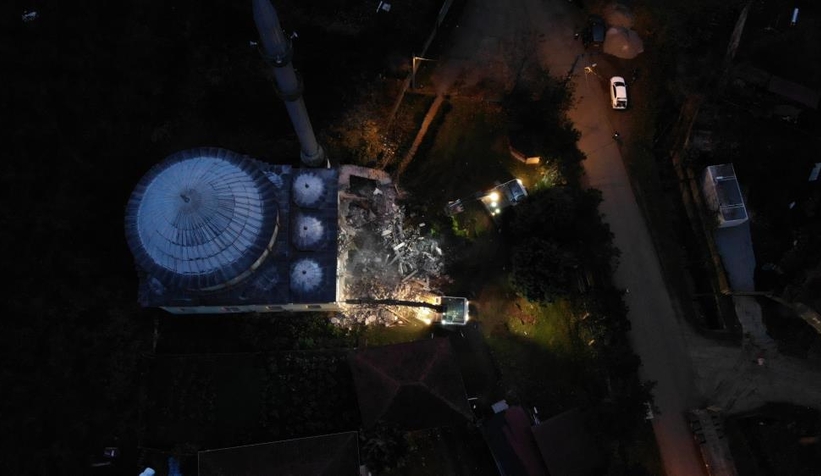 Depremde hasar gören caminin yıkımına başlandı