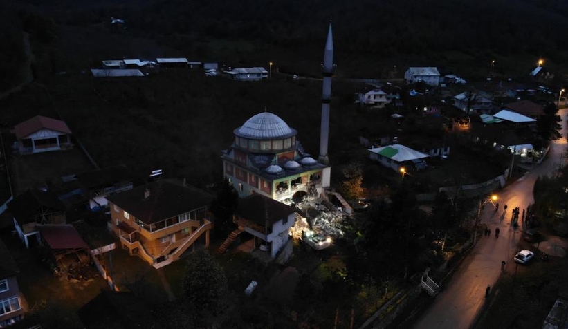 Depremde hasar gören caminin yıkımına başlandı