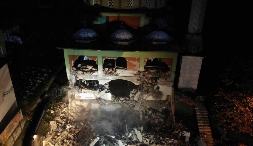 Depremde hasar gören caminin yıkımına başlandı