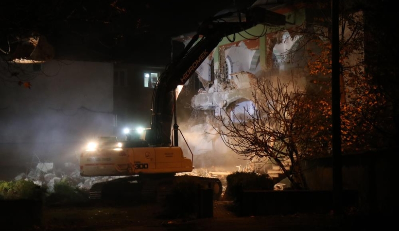 Depremde hasar gören caminin yıkımına başlandı