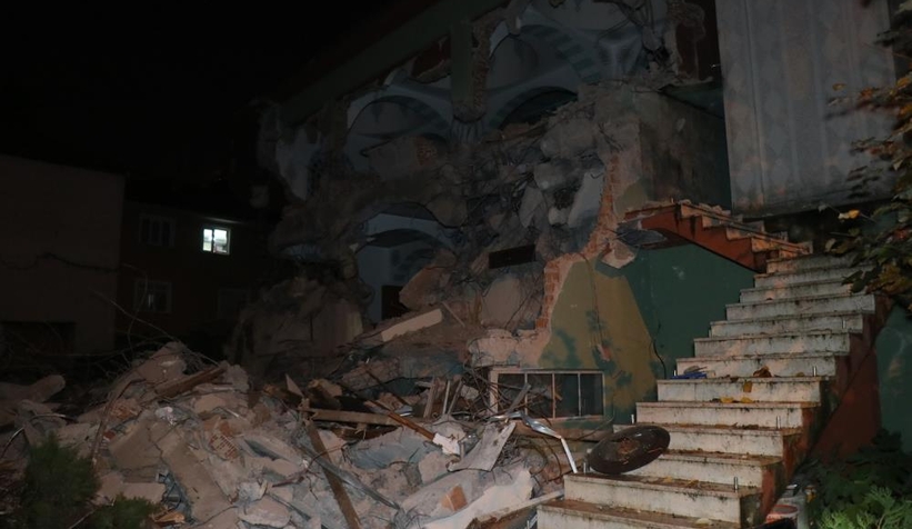 Depremde hasar gören caminin yıkımına başlandı