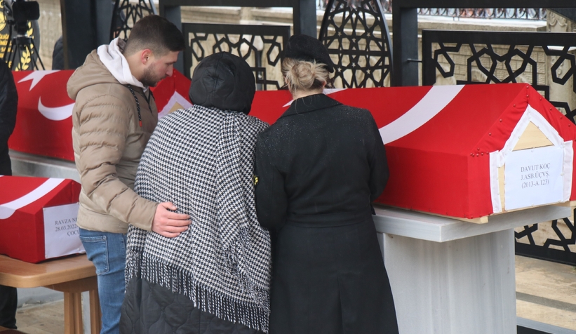 depremde-hayatini-kaybeden-astsubay-kizi-ve-annesi-son-yolculuklarina-ugurlandibkd1qmplvw