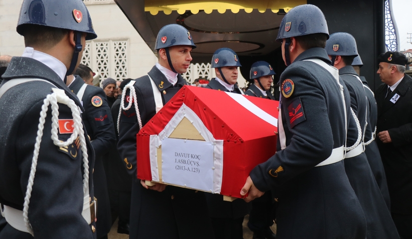 depremde-hayatini-kaybeden-astsubay-kizi-ve-annesi-son-yolculuklarina-ugurlandibkd1qmplvw