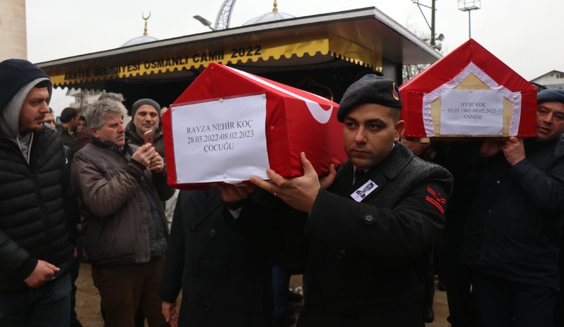 depremde-hayatini-kaybeden-astsubay-kizi-ve-annesi-son-yolculuklarina-ugurlandibkd1qmplvw