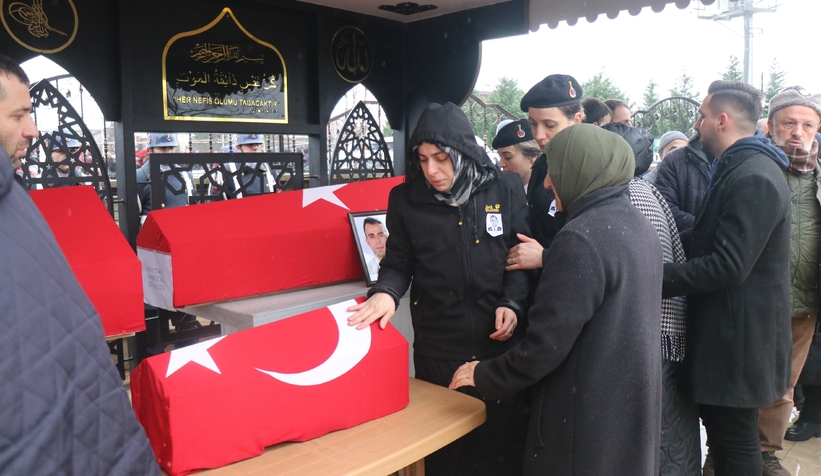 depremde-hayatini-kaybeden-astsubay-kizi-ve-annesi-son-yolculuklarina-ugurlandibkd1qmplvw