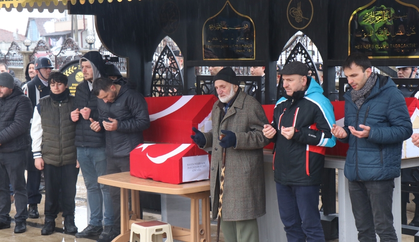 depremde-hayatini-kaybeden-astsubay-kizi-ve-annesi-son-yolculuklarina-ugurlandibkd1qmplvw