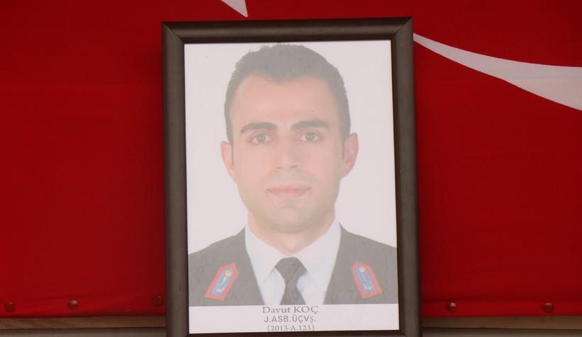 depremde-hayatini-kaybeden-astsubay-kizi-ve-annesi-son-yolculuklarina-ugurlandibkd1qmplvw