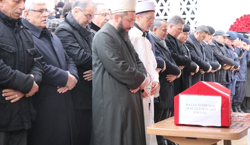 depremde-hayatini-kaybeden-astsubay-kizi-ve-annesi-son-yolculuklarina-ugurlandibkd1qmplvw