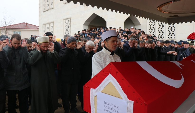 depremde-hayatini-kaybeden-astsubay-kizi-ve-annesi-son-yolculuklarina-ugurlandibkd1qmplvw