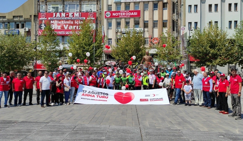 Depremde hayatını kaybeden vatandaşlar için gökyüzüne balon bıraktılar