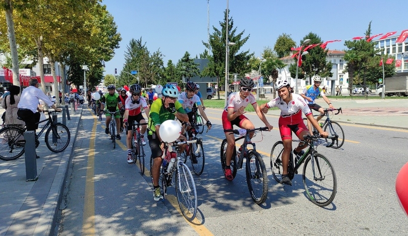 Depremde hayatını kaybeden vatandaşlar için gökyüzüne balon bıraktılar