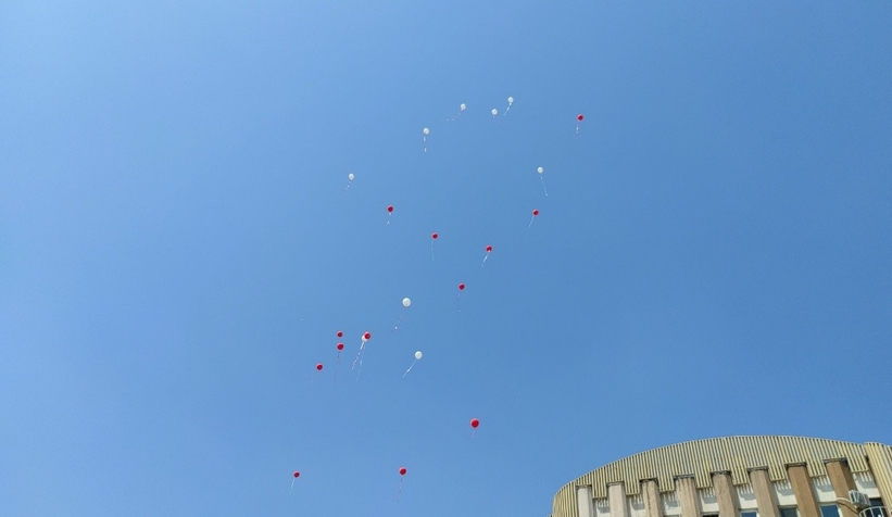 Depremde hayatını kaybeden vatandaşlar için gökyüzüne balon bıraktılar