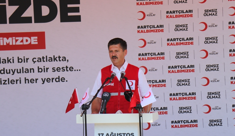 Depremde hayatını kaybeden vatandaşlar için gökyüzüne balon bıraktılar