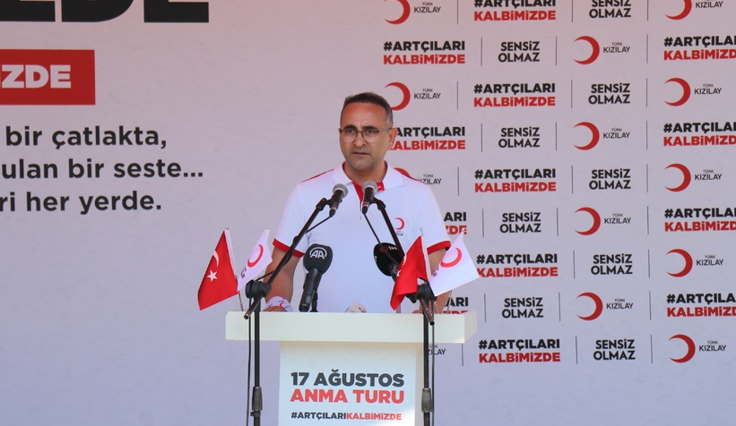 Depremde hayatını kaybeden vatandaşlar için gökyüzüne balon bıraktılar