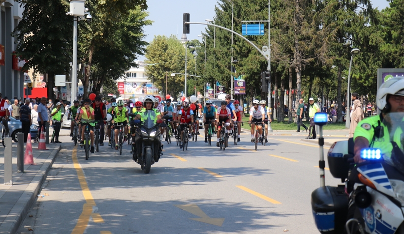 Depremde hayatını kaybeden vatandaşlar için gökyüzüne balon bıraktılar