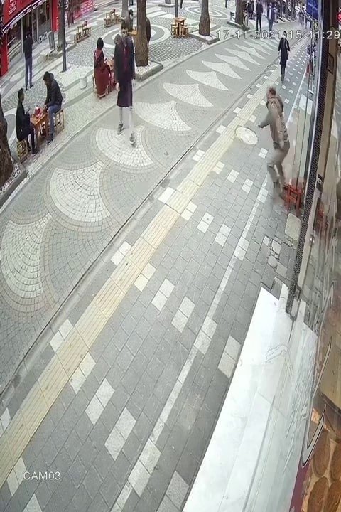 Depremde korku dolu anlar kamerada