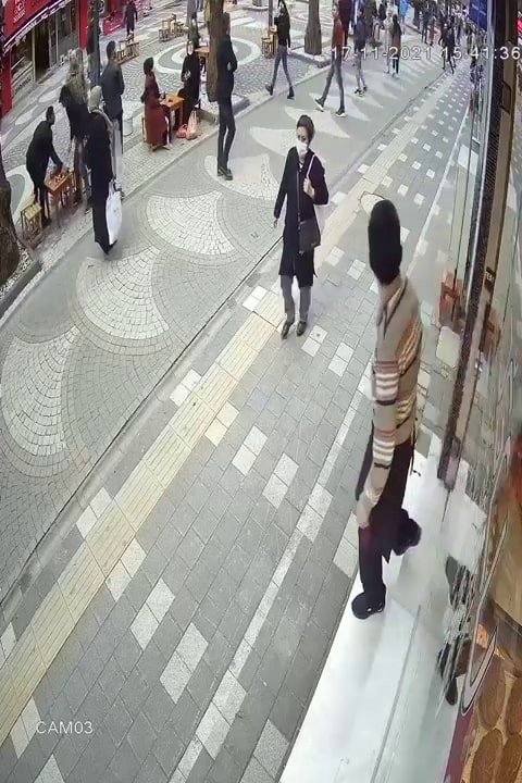 Depremde korku dolu anlar kamerada