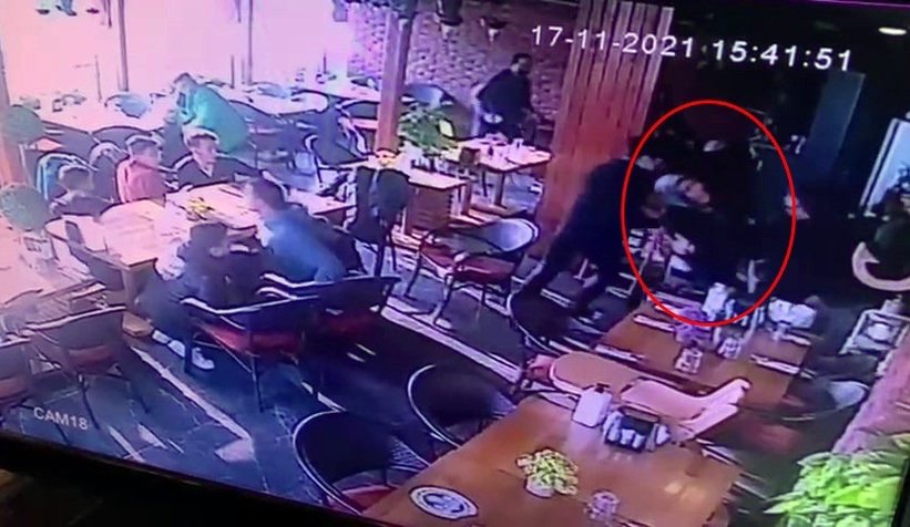 Depremde korkudan bayıldı; İşte o anlar