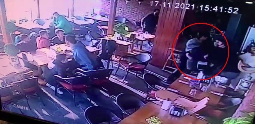 Depremde korkudan bayıldı; İşte o anlar