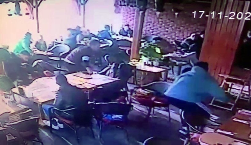 Depremde korkudan bayıldı; İşte o anlar