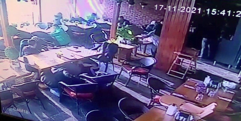 Depremde korkudan bayıldı; İşte o anlar