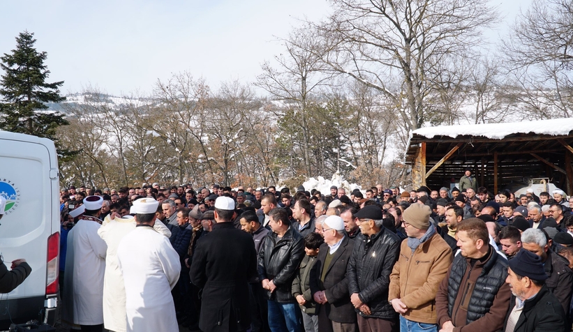 depremde-olen-anne-ve-3-kizi-sakarya-da-topraga-verildiag84a0rtwx