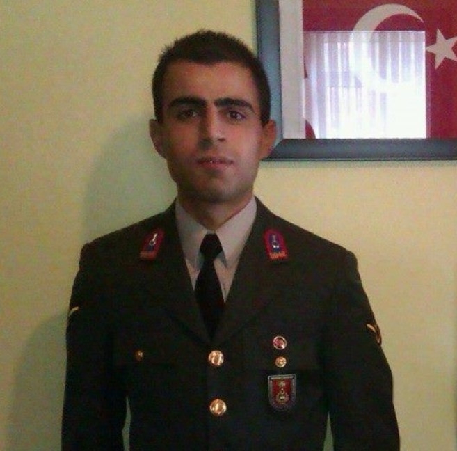 depremde-sehit-olan-astsubayin-evine-turk-bayragi-asildivvgwyzhymn