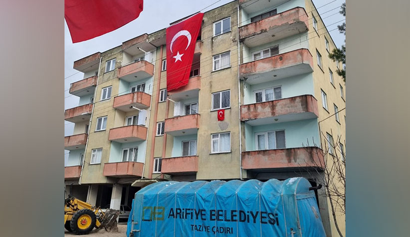 depremde-sehit-olan-astsubayin-evine-turk-bayragi-asildivvgwyzhymn