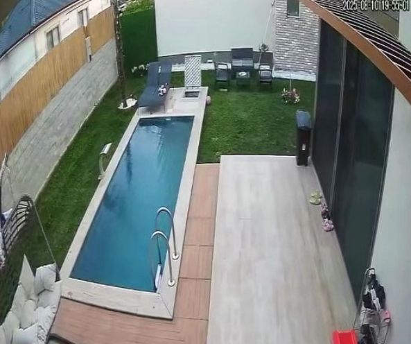 Depremde yüzme havuzu beşik gibi sallandı; İşte o anlar