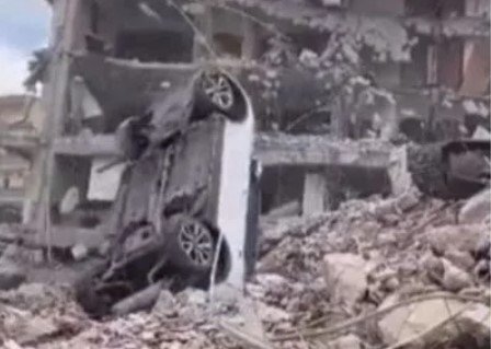 Depremi az hasarla atlatan otomobili kepçeci yok etti