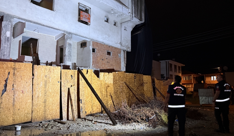 depremin-ardindan-hasarli-metruk-bina-korkuttu-sokak-trafige-kapatildiahjdl0g5zv