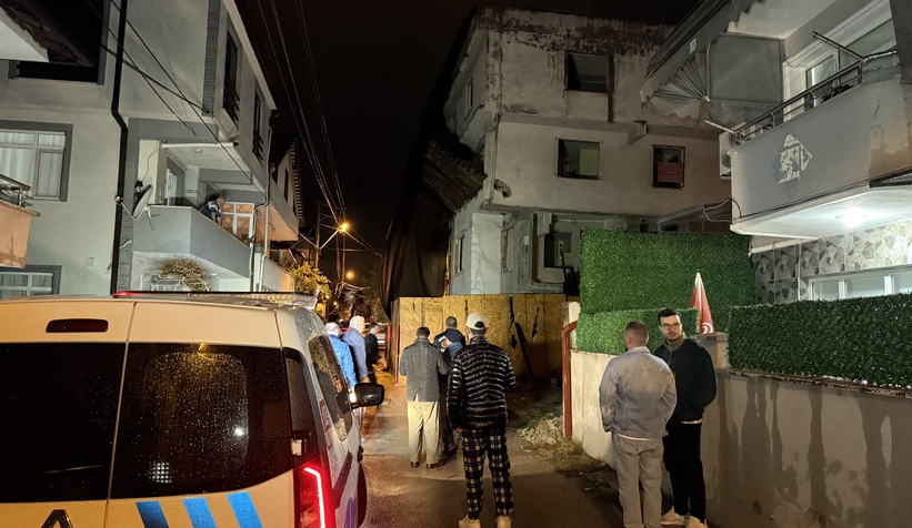 depremin-ardindan-hasarli-metruk-bina-korkuttu-sokak-trafige-kapatildiahjdl0g5zv