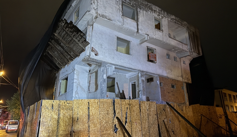 depremin-ardindan-hasarli-metruk-bina-korkuttu-sokak-trafige-kapatildiahjdl0g5zv