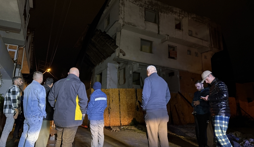 depremin-ardindan-hasarli-metruk-bina-korkuttu-sokak-trafige-kapatildiahjdl0g5zv