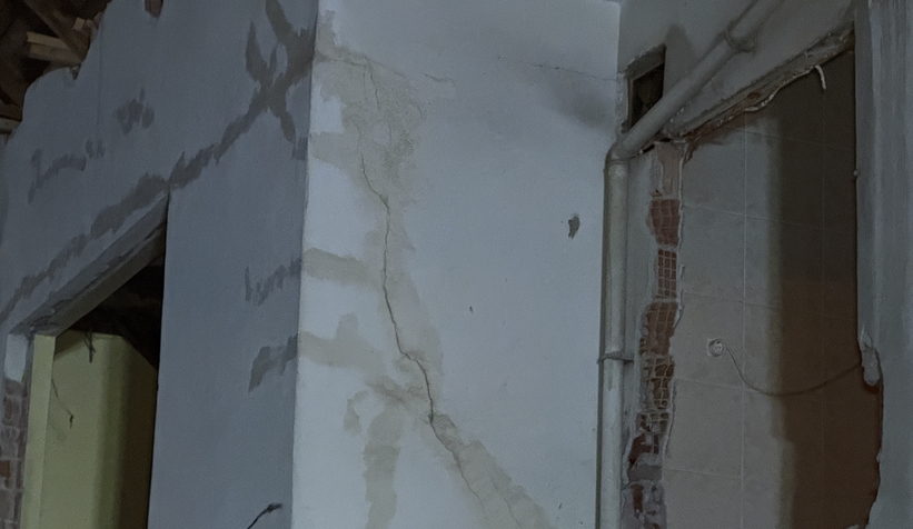 depremin-ardindan-hasarli-metruk-bina-korkuttu-sokak-trafige-kapatildiahjdl0g5zv