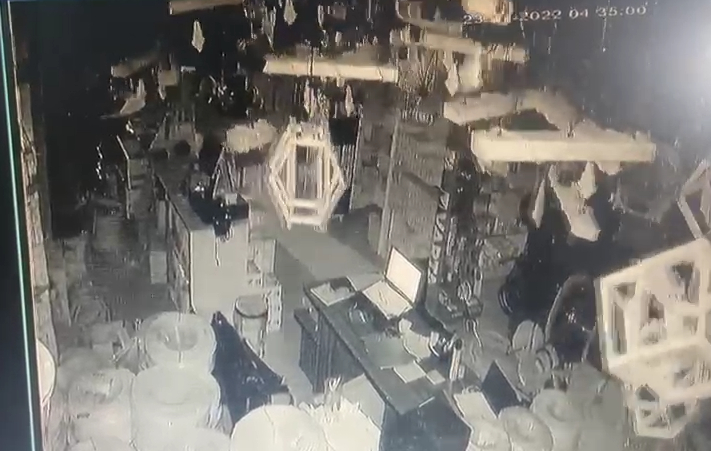 Depremin şiddeti kameralara böyle yansıdı