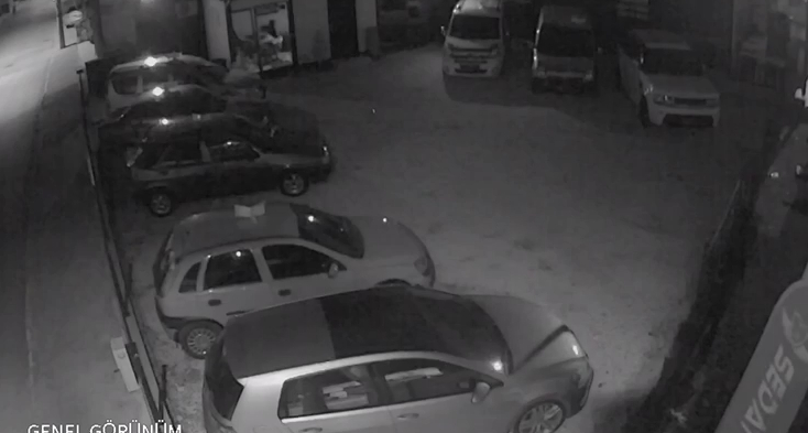 Depremin şiddeti kameralara böyle yansıdı