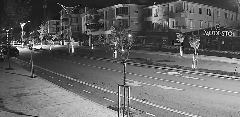 Depremin şiddeti kameralara böyle yansıdı