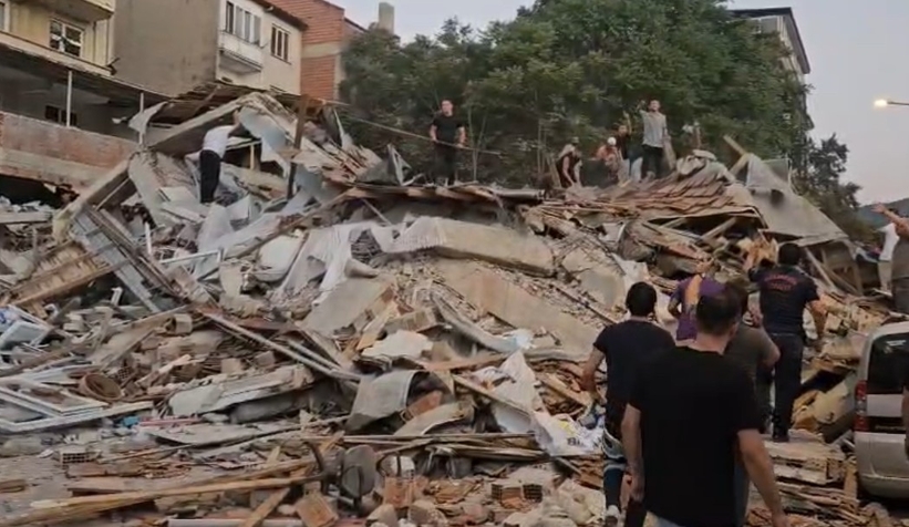 Depremin vurduğu Sındırgı'da 10 bina yıkıldı