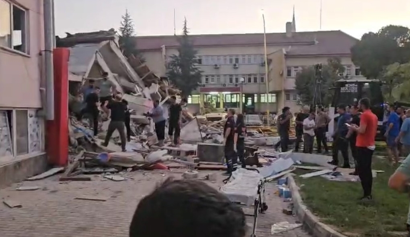 Depremin vurduğu Sındırgı'da 10 bina yıkıldı