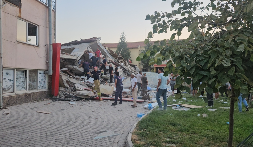 Depremin vurduğu Sındırgı'da 10 bina yıkıldı