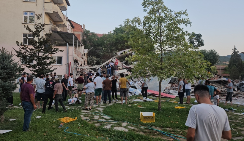 Depremin vurduğu Sındırgı'da 10 bina yıkıldı