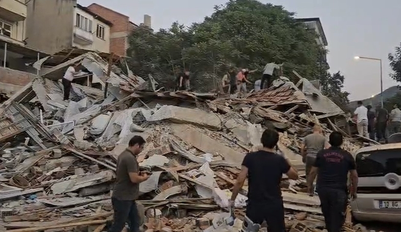 Depremin vurduğu Sındırgı'da 10 bina yıkıldı