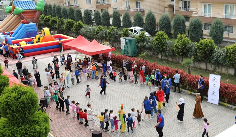 Depremzede çocuklar 23 Nisan etkinliğinde eğlendi