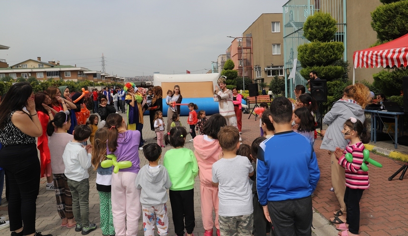 Depremzede çocuklar 23 Nisan etkinliğinde eğlendi