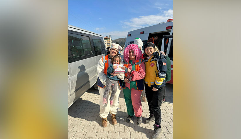 depremzede-cocuklara-cesitli-oyuncaklar-hediye-etti-l0v4t2lyv2