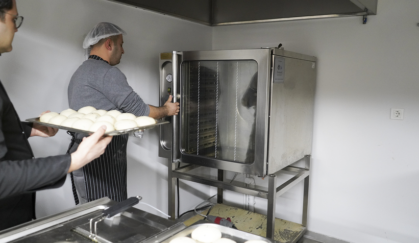 Depremzedeler için ekmek üretimine başladı